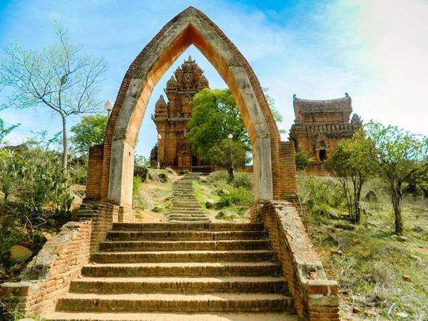 Tháp Po Klong Garai nằm trên ngọn đồi Trầu, phường Đô Vinh, thành phố Phan Rang - Tháp Chàm. Ảnh: Bảo Nghi