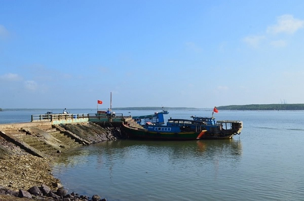 Đảo Thạnh An, Cần Giờ Thạnh An là xã đảo thuộc huyện Cần Giờ, cách trung tâm TP HCM hơn 70 km về phía đông. Nếu bạn đang tìm địa điểm đi về trong ngày, gần TP HCM mà có khung cảnh thiên nhiên thoáng đãng thì có thể tới xã đảo nhỏ yên bình này. Đảo nhỏ Thạnh An không có nhiều cảnh đẹp hay hoạt động giải trí, đa phần khách tới đây thường khám phá cuộc sống của người địa phương. Nếu ngắm cảnh, chụp ảnh, bạn có thể đi dọc theo đường đê, bãi đá. Và đừng quên thưởng thức những món hải sản như ốc, nghêu, lẩu cá... với giá cả phải chăng. Ảnh: Má Lúm. Đảo Thạnh An, Cần Giờ Thạnh An là xã đảo thuộc huyện Cần Giờ, cách trung tâm TP HCM hơn 70 km về phía đông. Nếu bạn đang tìm địa điểm đi về trong ngày, gần TP HCM mà có khung cảnh thiên nhiên thoáng đãng thì có thể tới xã đảo nhỏ yên bình này. Đảo nhỏ Thạnh An không có nhiều cảnh đẹp hay hoạt động giải trí, đa phần khách tới đây thường khám phá cuộc sống của người địa phương. Nếu ngắm cảnh, chụp ảnh, bạn có thể đi dọc theo đường đê, bãi đá. Và đừng quên thưởng thức những món hải sản như ốc, nghêu, lẩu cá... với giá cả phải chăng. Ảnh: Má Lúm.