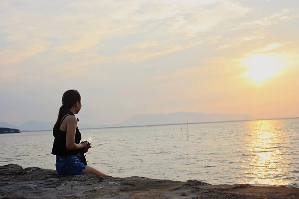 Cách duy nhất để sang đảo là đi tàu từ bến Cần Thạnh, một thị trấn của huyện Cần Giờ. Từ trung tâm TP HCM, bạn có thể bắt xe số 20 - Bến Thành - phà Bình Khánh, sau đó bắt xe số 90 tới Cần Thạnh. Các chuyến tàu từ bến Cần Thạnh ra đảo Thạnh An lúc 6h30, 9h, 10h30, 12h, 14h, 17h. Các chuyến tàu về lại đất liền lúc 6h30, 7h30, 10h30, 12h, 14h, 17h. Giá vé là 10.000 đồng/ lượt. Tuy nhiên, giờ tàu có thể thay đổi tùy vào tình hình thời tiết, thủy triều... Ảnh: Phong Vinh. Cách duy nhất để sang đảo là đi tàu từ bến Cần Thạnh, một thị trấn của huyện Cần Giờ. Từ trung tâm TP HCM, bạn có thể bắt xe số 20 - Bến Thành - phà Bình Khánh, sau đó bắt xe số 90 tới Cần Thạnh. Các chuyến tàu từ bến Cần Thạnh ra đảo Thạnh An lúc 6h30, 9h, 10h30, 12h, 14h, 17h. Các chuyến tàu về lại đất liền lúc 6h30, 7h30, 10h30, 12h, 14h, 17h. Giá vé là 10.000 đồng/ lượt. Tuy nhiên, giờ tàu có thể thay đổi tùy vào tình hình thời tiết, thủy triều... Ảnh: Phong Vinh.