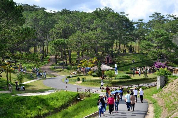 Đà Lạt luôn là điểm du lịch hấp dẫn trong các dịp lễ Tết của người Sài Gòn. Đà Lạt luôn là điểm du lịch hấp dẫn trong các dịp lễ Tết của người Sài Gòn.