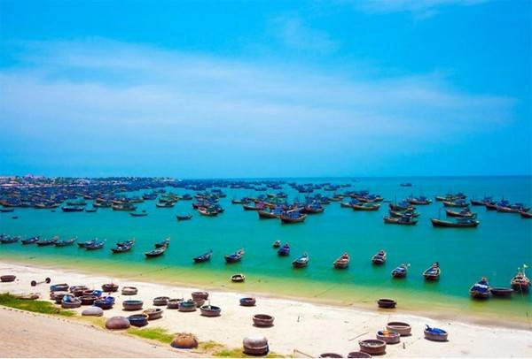 Đến làng chài bạn có thể thử rất nhiều loại hải sản tươi sống với giá rẻ hơn ở chợ hoặc các nhà hàng, quán ăn. Đến làng chài bạn có thể thử rất nhiều loại hải sản tươi sống với giá rẻ hơn ở chợ hoặc các nhà hàng, quán ăn.