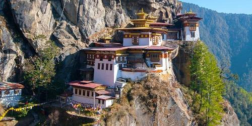Bhutan: Trước những năm 1970, vương quốc Bhutan đóng cửa với thế giới bên ngoài nhưng hiện nay đây là một trong những điểm dừng chân lý tưởng dành cho các vợ chồng mới cưới yêu thích phiêu lưu nhưng vẫn muốn tận hưởng cảm giác bình yên bên nhau. Ở đây, không khí hạnh phúc có thể được tìm thấy ở bất cứ đâu khi tham quan những tu viện Phật giáo tĩnh mịch và đầy màu sắc trên đỉnh núi Himalaya. Đến Bhutan, du khách có thể tham gia những chuyến đi bộ đường dài, đạp xe và du lịch sông băng. Mặc dù có rất ít khách sạn cao cấp nhưng nếu muốn hưởng dịch vụ sang trọng nhất thì khu Aman resort tuyệt đẹp, yên tĩnh và ấm cúng là lựa chọn số một dành cho du khách. Ảnh: Wandertours.