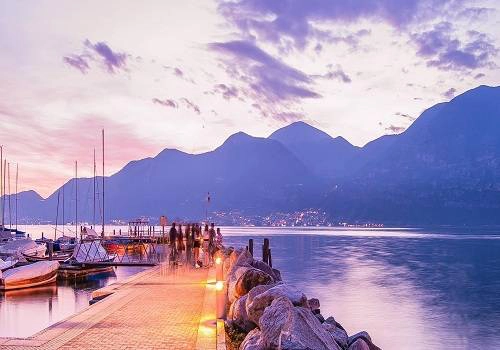 Hồ Iseo (Italy): Hồ Iseo được mệnh danh là một trong những điểm du lịch đẹp và quyến rũ nhất Italy. Nằm dưới chân núi Lombardy, nơi đây sở hữu vẻ đẹp thiên nhiên tuyệt vời và là chốn dừng chân lý tưởng cho các cặp vợ chồng nghỉ tuần trăng mật. Bên cạnh những con thuyền gỗ mang phong cách Italy cổ điển, quanh khu vực hồ Iseo còn có nhiều nhà hàng thuộc được công nhận sao Michellin phục vụ vô số món ăn và thức uống tuyệt hảo, chắc chắn sẽ làm hài lòng kể cả các vị khách khó tính nhất. Ảnh: 500px. Hồ Iseo (Italy): Hồ Iseo được mệnh danh là một trong những điểm du lịch đẹp và quyến rũ nhất Italy. Nằm dưới chân núi Lombardy, nơi đây sở hữu vẻ đẹp thiên nhiên tuyệt vời và là chốn dừng chân lý tưởng cho các cặp vợ chồng nghỉ tuần trăng mật. Bên cạnh những con thuyền gỗ mang phong cách Italy cổ điển, quanh khu vực hồ Iseo còn có nhiều nhà hàng thuộc được công nhận sao Michellin phục vụ vô số món ăn và thức uống tuyệt hảo, chắc chắn sẽ làm hài lòng kể cả các vị khách khó tính nhất. Ảnh: 500px.