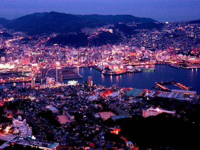Núi Inasa Đỉnh Inasa nằm ở thành phố Nagasaki, tỉnh Nagasaki. Tuy chỉ cao 333 m nhưng nhờ vị trí thuận lợi, hướng nhìn xuống cảng Nagasaki, Inasa là một trong ba nơi ngắm cảnh đêm đẹp nhất Nhật Bản, chỉ sau núi Hakodate và núi Rokko. Ảnh: Pinterest. 5 điểm du lịch nổi tiếng bậc nhất ở tây nam Nhật Bản Du khách có thể lên đài quan sát ở đỉnh núi để ngắm cảnh, đi cáp treo hoặc tham quan sở thú và công viên Inasayama ngay trong khu vực núi. Ảnh: Hellotravel. Núi Inasa Đỉnh Inasa nằm ở thành phố Nagasaki, tỉnh Nagasaki. Tuy chỉ cao 333 m nhưng nhờ vị trí thuận lợi, hướng nhìn xuống cảng Nagasaki, Inasa là một trong ba nơi ngắm cảnh đêm đẹp nhất Nhật Bản, chỉ sau núi Hakodate và núi Rokko. Ảnh: Pinterest. 5 điểm du lịch nổi tiếng bậc nhất ở tây nam Nhật Bản Du khách có thể lên đài quan sát ở đỉnh núi để ngắm cảnh, đi cáp treo hoặc tham quan sở thú và công viên Inasayama ngay trong khu vực núi. Ảnh: Hellotravel.
