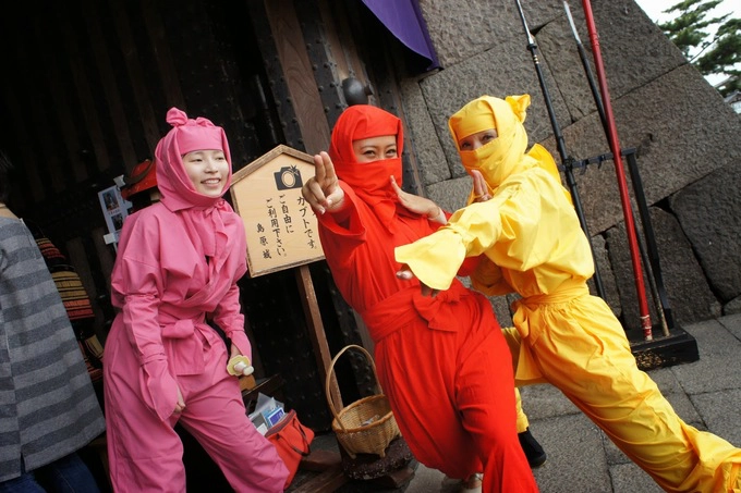 Du khách tới thành Shimabara có cơ hội hóa trang thành Ninja hoặc Samura và thoải mái chụp ảnh kỷ niệm. Ảnh: Feliciazoe. Du khách tới thành Shimabara có cơ hội hóa trang thành Ninja hoặc Samura và thoải mái chụp ảnh kỷ niệm. Ảnh: Feliciazoe.