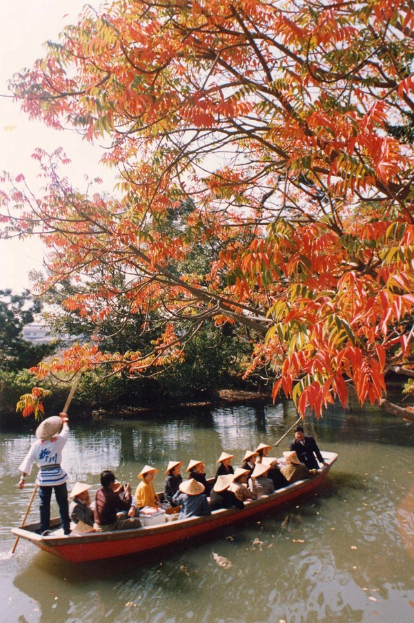 Thành phố Yanagawa Yanagawa (Fukuoka) được ví như Venice của Nhật Bản bởi có tới gần 500 kênh đào kết nối các dòng sông, du khách tới không thể bỏ qua hoạt động ngồi thuyền ngắm cảnh đôi bờ. Dọc các bờ kênh đào là những hàng liễu xanh rủ bóng mát ngày hè, hoa anh đào rực nở vào xuân hay không thể thiếu mùa lá đỏ vào thu. Ảnh: JTB. Thành phố Yanagawa Yanagawa (Fukuoka) được ví như Venice của Nhật Bản bởi có tới gần 500 kênh đào kết nối các dòng sông, du khách tới không thể bỏ qua hoạt động ngồi thuyền ngắm cảnh đôi bờ. Dọc các bờ kênh đào là những hàng liễu xanh rủ bóng mát ngày hè, hoa anh đào rực nở vào xuân hay không thể thiếu mùa lá đỏ vào thu. Ảnh: JTB.
