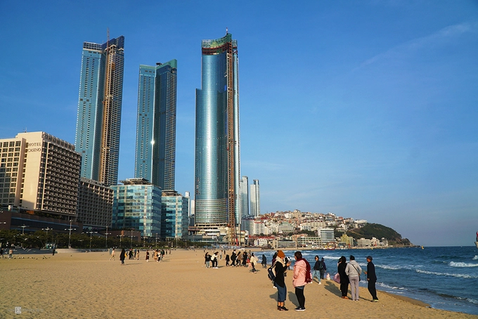 Bãi biển Haeundae Haeundae nổi tiếng với bãi cát rộng, mịn dài 12 km. Đến đây vào dịp hè, du khách có cơ hội tham gia vào lễ hội cát của người địa phương, với nhiều hoạt động sôi nổi như lướt sóng, bóng chuyền, đấu vật… Bãi biển Haeundae Haeundae nổi tiếng với bãi cát rộng, mịn dài 12 km. Đến đây vào dịp hè, du khách có cơ hội tham gia vào lễ hội cát của người địa phương, với nhiều hoạt động sôi nổi như lướt sóng, bóng chuyền, đấu vật…