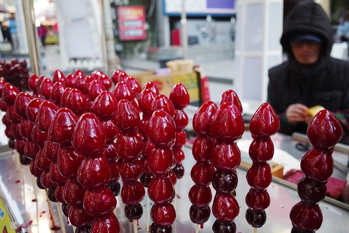 Đây cũng là địa chỉ thích hợp cho những du khách muốn khám phá ẩm thực. Đi sâu vào bên trong, bạn sẽ tìm thấy nhiều sạp đồ ăn vặt với giá từ 1.000 - 3.000 won (khoảng 20.000 - 60.000 đồng). Đây cũng là địa chỉ thích hợp cho những du khách muốn khám phá ẩm thực. Đi sâu vào bên trong, bạn sẽ tìm thấy nhiều sạp đồ ăn vặt với giá từ 1.000 - 3.000 won (khoảng 20.000 - 60.000 đồng).