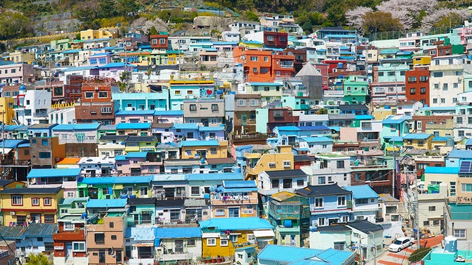 Làng văn hoá Gamcheon Làng văn hoá Gamcheon ở Busan nổi tiếng với những căn nhà nhỏ xinh, đầy màu sắc khiến du khách liên tưởng mình đang ở Santorini, Hy Lạp. Nơi đây từng là khu ổ chuột và thay đổi diện mạo từ năm 2009 trong một chương trình cải tạo của chính phủ Hàn Quốc. Làng văn hoá Gamcheon Làng văn hoá Gamcheon ở Busan nổi tiếng với những căn nhà nhỏ xinh, đầy màu sắc khiến du khách liên tưởng mình đang ở Santorini, Hy Lạp. Nơi đây từng là khu ổ chuột và thay đổi diện mạo từ năm 2009 trong một chương trình cải tạo của chính phủ Hàn Quốc.