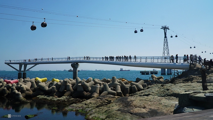 Cầu đi bộ ra biển - Songdo Skywalk Cách trung tâm thành phố Busan 3 km, cây cầu nằm ngay bãi biển Songdo, được chia làm 2 nhánh khác nhau, cho phép du khách đi ra ngoài biển. Cầu đi bộ ra biển - Songdo Skywalk Cách trung tâm thành phố Busan 3 km, cây cầu nằm ngay bãi biển Songdo, được chia làm 2 nhánh khác nhau, cho phép du khách đi ra ngoài biển.
