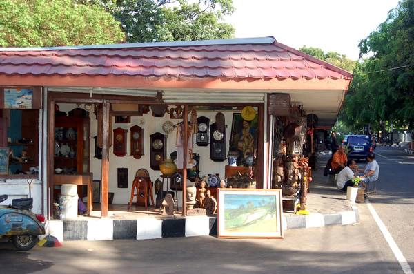 Jalan Surabaya là khu chợ chuyên buôn bán đồ cổ và hàng thủ công mỹ nghệ nổi tiếng nằm ở vị trí trung tâm khu vực Menteng khá sầm uất tại Jakarta. Ảnh: jakarta.panduanwisata.id Jalan Surabaya là khu chợ chuyên buôn bán đồ cổ và hàng thủ công mỹ nghệ nổi tiếng nằm ở vị trí trung tâm khu vực Menteng khá sầm uất tại Jakarta. Ảnh: jakarta.panduanwisata.id