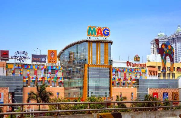 Trung tâm mua sắm Artha Gading có thiết kế dựa theo hình ảnh “Con đường Tơ lụa” nổi tiếng. Ảnh: panoramio.com Trung tâm mua sắm Artha Gading có thiết kế dựa theo hình ảnh “Con đường Tơ lụa” nổi tiếng. Ảnh: panoramio.com
