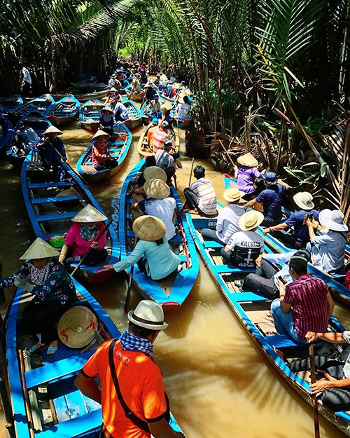 Cù Lao Thới Sơn, Tiền Giang Cồn Lân hay cù lao Thới Sơn là cồn lớn nhất trong số 4 cồn trên sông Tiền. Cách TP HCM chừng 70 km, nơi đây có những con rạch nhỏ uốn cong theo thế đất, hai bên phủ đầy bần, dừa nước. Nhờ thiên nhiên ưu đãi cùng sự mến khách của người dân, nơi này hiện là điểm dừng chân thu hút đông du khách nước ngoài. Cù Lao Thới Sơn, Tiền Giang Cồn Lân hay cù lao Thới Sơn là cồn lớn nhất trong số 4 cồn trên sông Tiền. Cách TP HCM chừng 70 km, nơi đây có những con rạch nhỏ uốn cong theo thế đất, hai bên phủ đầy bần, dừa nước. Nhờ thiên nhiên ưu đãi cùng sự mến khách của người dân, nơi này hiện là điểm dừng chân thu hút đông du khách nước ngoài.