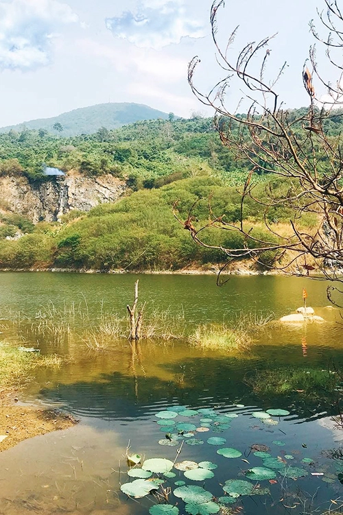Thung lũng Mã Thiên Lãnh, Tây Ninh Điểm dừng chân này cách trung tâm TP HCM khoảng 100 km, nằm tiếp giáp giữa ba ngọn núi là núi Bà Đen, núi Phụng và núi Heo thuộc xã Thạnh Tân, thành phố Tây Ninh. Nơi đây thích hợp cho những bạn trẻ thích du lịch bụi, yêu thiên nhiên và thích các hoạt động ngoài trời. Ảnh: Trọng Phan. Thung lũng Mã Thiên Lãnh, Tây Ninh Điểm dừng chân này cách trung tâm TP HCM khoảng 100 km, nằm tiếp giáp giữa ba ngọn núi là núi Bà Đen, núi Phụng và núi Heo thuộc xã Thạnh Tân, thành phố Tây Ninh. Nơi đây thích hợp cho những bạn trẻ thích du lịch bụi, yêu thiên nhiên và thích các hoạt động ngoài trời. Ảnh: Trọng Phan.