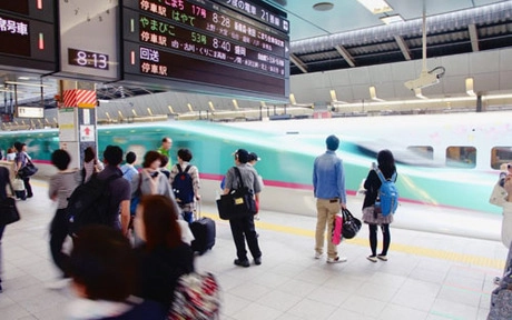 Nếu lựa chọn đi Shinkansen, bạn sẽ có cơ hội chứng kiến tốc độ nhanh như đạn bay của loại tàu này. Ảnh: Gaijinpot. Nếu lựa chọn đi Shinkansen, bạn sẽ có cơ hội chứng kiến tốc độ nhanh như đạn bay của loại tàu này. Ảnh: Gaijinpot.