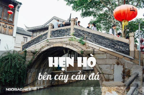  Cây cầu cổ bắc qua con kênh.