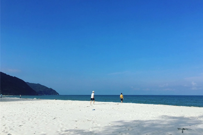 Bãi biển Minh Châu Trong các bãi tắm tại Quan Lạn, Minh Châu có bờ cát trắng mịn nhất nên luôn đông khách. Để có một tấm ảnh ưng ý trên bãi biển vắng người, bạn chỉ cần chịu khó đi thêm khoảng 1 km về phía bến cảng Trụi Minh Châu. Tại đây có một bãi tắm hoang sơ, hầu như rất ít người tắm. Bãi biển Minh Châu Trong các bãi tắm tại Quan Lạn, Minh Châu có bờ cát trắng mịn nhất nên luôn đông khách. Để có một tấm ảnh ưng ý trên bãi biển vắng người, bạn chỉ cần chịu khó đi thêm khoảng 1 km về phía bến cảng Trụi Minh Châu. Tại đây có một bãi tắm hoang sơ, hầu như rất ít người tắm.