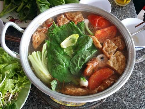 Mực tươi chấm với nước mắm nguyên chất có ít ớt xiêm xanh cay nồng, húp một chút nước lèo nóng hổi, thêm ít rau xanh... mới thấy hương vị tuyệt vời. Mực tươi chấm với nước mắm nguyên chất có ít ớt xiêm xanh cay nồng, húp một chút nước lèo nóng hổi, thêm ít rau xanh... mới thấy hương vị tuyệt vời.