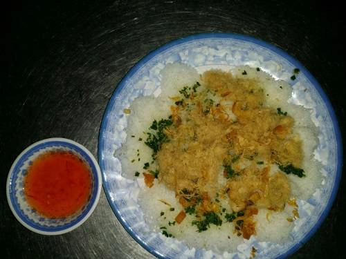 Bánh hỏi chà bông kèm một bát nước chấm pha chua ngọt. Bánh hỏi chà bông kèm một bát nước chấm pha chua ngọt.