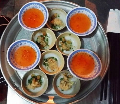 Bánh bèo tuy trông nhỏ bé nhưng nếu ăn khoảng trên chục chén đảm bảo bạn sẽ phải ôm bụng căng ra về. Bánh bèo tuy trông nhỏ bé nhưng nếu ăn khoảng trên chục chén đảm bảo bạn sẽ phải ôm bụng căng ra về.