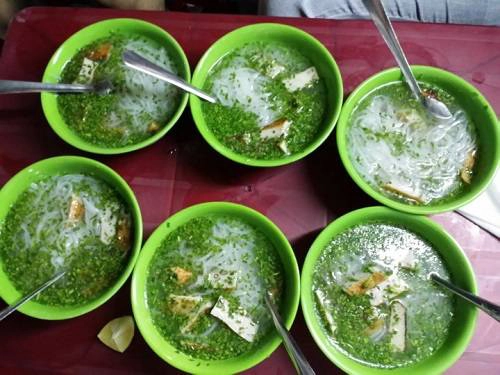 Nét làm nên điều khác biệt trong bát bánh canh của người Phú Yên có lẽ là ở màu xanh mướt cùng vị thơm nồng của hẹ. Nét làm nên điều khác biệt trong bát bánh canh của người Phú Yên có lẽ là ở màu xanh mướt cùng vị thơm nồng của hẹ.