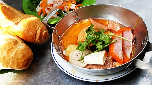 Bánh mì chảo "không tên" Lý Tự Trọng  Nằm trong hẻm Đặng Trần Côn trên đường Lý Tự Trọng (quận 1), hàng bánh mì chảo của đôi vợ chồng già người Sài Gòn đã mở cửa 32 năm. Trước quán bán bánh mì kẹp phục vụ giới học sinh, sinh viên, cư dân và người lao động mang đi ăn sáng ở đầu hẻm, sau này mới phục vụ thêm chảo nhân đa dạng hơn. Một chảo đựng đồ nóng hổi bao gồm trứng chiên lòng đào, thịt xá xíu, pate, chả lụa, xúc xích, phô mai và viên xíu mại nhà làm có vị khác nhiều nơi. Gia vị ăn kèm ở đây khá đa dạng, ngoài đĩa đồ chua, rau sống còn có hũ bơ mềm, nước tương, giấm ớt, tiêu, ớt xào tùy khẩu vị thực khách.