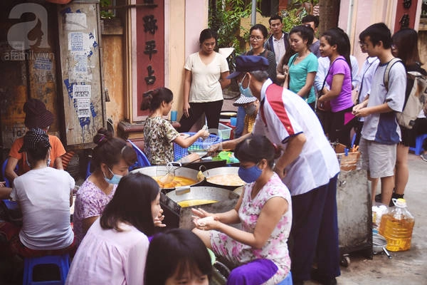 Ở hàng bánh rán Lạc Long Quân này, việc xếp hàng đợi chờ đã trở thành "chuyện thường ngày ở huyện".