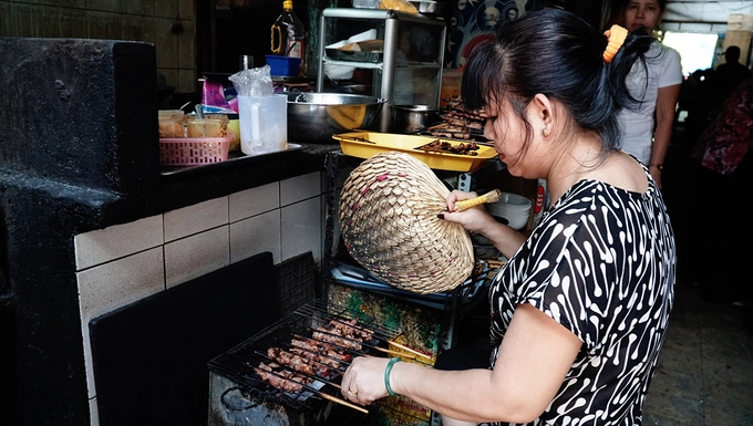 Bún thịt nướng Nguyễn Huệ, quận 1  Quán ăn nằm gọn dưới gầm một chung cư trên phố đi bộ Nguyễn Huệ, xuất hiện ở Sài Gòn đã hơn nửa thế kỷ. Sau mấy chục năm, địa chỉ này vẫn giữ thực đơn chính là món bún thịt nướng. Nhân viên của quán là những người phụ nữ đã luống tuổi, mỗi người một công việc rất thuần thục. Một người đứng bếp chính, một người nướng thịt, người đơm đồ ăn, người dọn bàn.