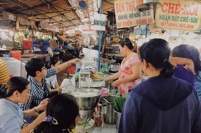 Bún thịt nướng bà Bảy, quận 4  Quán nằm trong chợ Xóm Chiếu, phục vụ chủ yếu cho người dân đi chợ và sống quanh khu vực, ít khách vãng lai. Theo chủ quán, địa chỉ đã mở bán được hơn 30 năm; trước khi vào bán ở chợ, quán chỉ là gánh nhỏ bán ở vỉa hè.