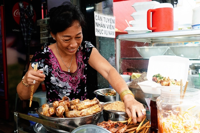 Bún thịt nướng chị Tuyền, quận 1  Toạ lạc ở trung tâm thành phố trên đường Cô Giang, hàng ăn này cũng đã tồn tại 40 năm, khởi đầu từ một gánh hàng rong quanh chợ. Đây là địa chỉ được đông khách du lịch tìm tới, trong đó có nhiều khách nước ngoài. Điểm nhấn của quán tạo nên sự khác biệt so với các nơi khác là dùng chung với bún thịt nướng còn có thịt bò xào. Thịt chín tới, mềm và thơm.