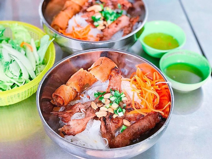 Bún thịt nướng Thiên Bảo, quận 10  Quán nằm trên đường Tô Hiến Thành, thường xuyên "cháy" bàn vào giờ cao điểm. Phần ăn của địa chỉ này đầy ụ, có thịt nướng, chả giò và lớp mỡ hành, đậu phộng, cải chua bắt mắt bên trên. Lớp rau sống xếp phía dưới tươi ngon, mùi thơm của thịt nướng, độ giòn của chả giò khiến món ăn càng thêm hấp dẫn. Mỗi suất tại đây có giá từ 30.000 đồng.