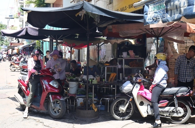 Bún thịt nướng chợ Bàn Cờ, quận 3  Không có biển hiệu hay địa chỉ cụ thể, quán nhỏ nằm ở một góc bên trong chợ. Bạn có thể hỏi thăm người dân tiệm bún thịt nướng gần khu bán đồ si (đồ cũ) là ai cũng biết. Quán có ít chỗ ngồi vì không gian hẹp nên chủ thường xuyên phải "mượn" tạm bàn ghế của hàng nước bên cạnh để có thêm chỗ cho thực khách.