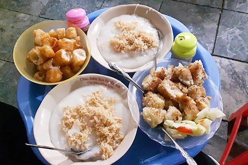 Trần Xuân Soạn Địa chỉ này có thâm niên hơn 30 năm, nổi tiếng bởi món cháo trai đậm đà. Dù vậy, cháo sườn cũng là món ăn làm hài lòng nhiều thực khách từng thử qua. Quán có không gian không bề thế nhưng là nơi hiếm hoi bán cháo sườn mà có chỗ ngồi tử tế cho thực khách. Mỗi tô cháo có giá 28.000 đồng. Bạn có thể gia giảm thêm tiêu, ớt hay quẩy giòn tuỳ theo sở thích. Quán mở cửa bán từ 11h đến 21h mỗi ngày, món cháo sườn chỉ bán từ 15h30. Ảnh: @daydreammeer. Trần Xuân Soạn Địa chỉ này có thâm niên hơn 30 năm, nổi tiếng bởi món cháo trai đậm đà. Dù vậy, cháo sườn cũng là món ăn làm hài lòng nhiều thực khách từng thử qua. Quán có không gian không bề thế nhưng là nơi hiếm hoi bán cháo sườn mà có chỗ ngồi tử tế cho thực khách. Mỗi tô cháo có giá 28.000 đồng. Bạn có thể gia giảm thêm tiêu, ớt hay quẩy giòn tuỳ theo sở thích. Quán mở cửa bán từ 11h đến 21h mỗi ngày, món cháo sườn chỉ bán từ 15h30. Ảnh: @daydreammeer.
