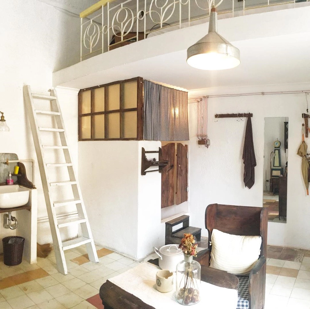 Homestay có căn gác xép bé xinh với chiếc giường cũng nhỏ không kém nhưng rất gọn gàng, thích hợp cho bạn nằm dài đọc sách. Bếp hơi khiêm tốn nhưng vẫn đủ không gian để bạn tự tay nấu cho mình một món nhẹ nhàng. Nơi đây lúc nào cũng chìm trong tiếng nhạc cổ điển của những thập niên 80-90 qua chiếc loa rè rè, mộc mạc. Giá phòng dao động từ 800.000-1 triệu đồng. Ảnh: Aimeehousehanoi.