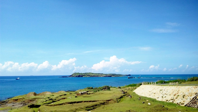 Phú Quý, Bình Thuận  Đảo Phú Quý hay còn gọi là Cù Lao Thu nằm cách Phan Thiết (Bình Thuận) 120 km là điểm khám phá hè được nhiều bạn trẻ yêu thích. Đây là huyện đảo xa nhất của tỉnh Bình Thuận, thu hút du khách bởi những bãi biển vắng người, khung cảnh thiên nhiên hoang sơ. Hiện phương tiện duy nhất để lên đảo là tàu, mất khoảng 4 - 6 giờ tùy loại. Ảnh: Tính Phú Quý.