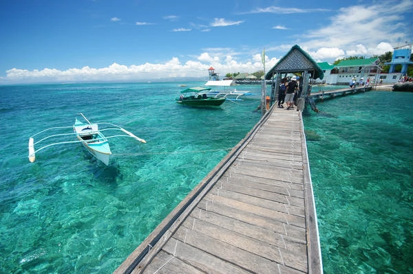 Dòng nước trong vắt trên đảo Boracay. Ảnh: ancyholidays.com Dòng nước trong vắt trên đảo Boracay. Ảnh: ancyholidays.com