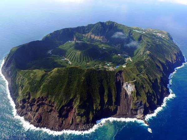 2. Aogashima: Đảo còn có tên gọi là đảo núi lửa, với hình dạng độc đáo được hình thành qua những lần dung nham phun trào. Với diện tích khoảng 9 km2, dân số trên đảo chưa tới 200 người. Ảnh: Whenonearth. 2. Aogashima: Đảo còn có tên gọi là đảo núi lửa, với hình dạng độc đáo được hình thành qua những lần dung nham phun trào. Với diện tích khoảng 9 km2, dân số trên đảo chưa tới 200 người. Ảnh: Whenonearth.