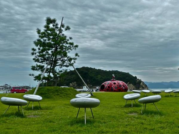 4. Naoshima: Đảo thuộc địa phận tỉnh Kagawa, thu hút nhiều khách du lịch nhờ các công trình kiến trúc, những bức tượng điêu khắc đường phố kỳ lạ. Ảnh: Journeylism. 4. Naoshima: Đảo thuộc địa phận tỉnh Kagawa, thu hút nhiều khách du lịch nhờ các công trình kiến trúc, những bức tượng điêu khắc đường phố kỳ lạ. Ảnh: Journeylism.