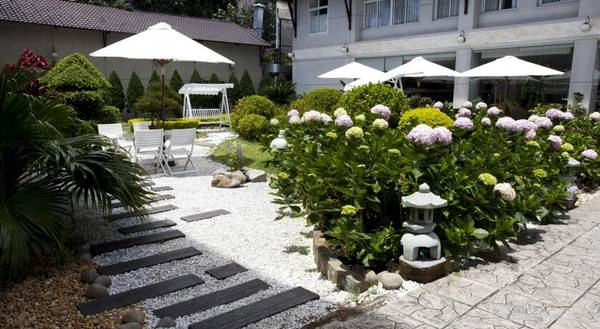 Khuôn viên khách sạn rộng rãi và trồng rất nhiều loại hoa. Ảnh: iVIVU.com Khuôn viên khách sạn rộng rãi và trồng rất nhiều loại hoa. Ảnh: iVIVU.com