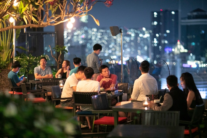 Shri Restaurant & Lounge  Đây là nhà hàng, quán cà phê nằm trên tầng cao nhất của một tòa nhà thuộc đường Nguyễn Thị Minh Khai, quận 3, bắt đầu hoạt động từ năm 2010. Nếu không gian bên trong đem lại cho du khách sự lãng mạn và sang trọng, chỗ ngồi bên ngoài lại thoáng mát, dễ chịu. Quán thường xuyên đón những nhóm khách muốn tìm nơi thư giãn và có thể ngắm Sài Gòn về đêm.