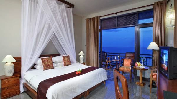 Nội thất của khu nghỉ dưỡng được sắp xếp một cách tinh tế. Ban công rộng của phòng nghỉ giúp du khách thỏa thích thư giãn, ngắm biển đêm.