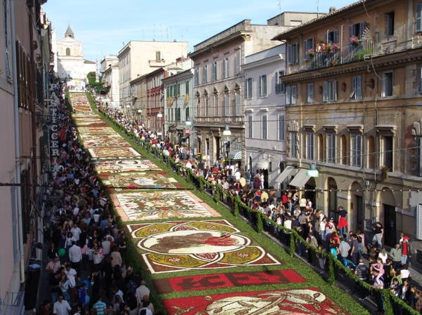 Con đường chính Via Belardi trong lễ hội hoa Infiorata - Ảnh: mudraa Con đường chính Via Belardi trong lễ hội hoa Infiorata - Ảnh: mudraa