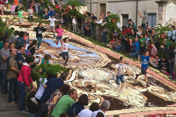 Trẻ em chạy giẫm lên hoa như một hình thức kết thúc lễ hội hoa Infiorata - Ảnh: italiainfoto Trẻ em chạy giẫm lên hoa như một hình thức kết thúc lễ hội hoa Infiorata - Ảnh: italiainfoto