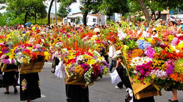 Nông dân trồng hoa diễu hành tại Lễ hội hoa Feria de las Flores - Ảnh: wp Nông dân trồng hoa diễu hành tại Lễ hội hoa Feria de las Flores - Ảnh: wp