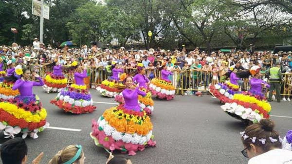 Các vũ công trong trang phục kết hoa tại Lễ hội hoa Feria de las Flores - Ảnh: wiki Các vũ công trong trang phục kết hoa tại Lễ hội hoa Feria de las Flores - Ảnh: wiki