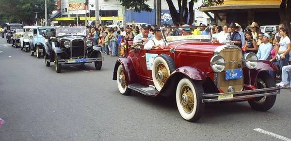 Diễu hành xe cổ tại Lễ hội hoa Feria de las Flores - Ảnh: wiki Diễu hành xe cổ tại Lễ hội hoa Feria de las Flores - Ảnh: wiki