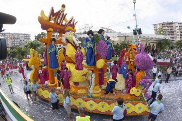 Một xe hoa ở lễ hội hoa Batalla Flores 2014 - Ảnh: eldiariomontan Một xe hoa ở lễ hội hoa Batalla Flores 2014 - Ảnh: eldiariomontan