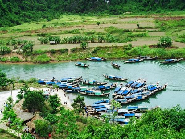 Những chiếc thuyền chở khách vào tham quan hang động Những chiếc thuyền chở khách vào tham quan hang động