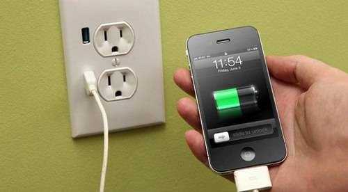 Sạc bằng ổ cắm sẽ nhanh hơn dùng dây kết nối với máy tính. Sạc bằng ổ cắm sẽ nhanh hơn dùng dây kết nối với máy tính.