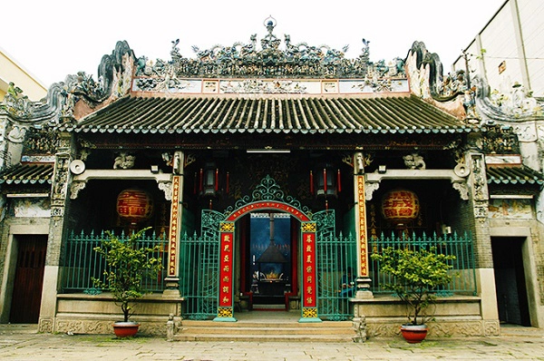 Chùa bà Thiên Hậu Tọa ngay khu vực sinh sống sầm uất của người Hoa tại Sài Gòn, Chùa Bà Thiên Hậu là một trong những địa chỉ du lịch văn hóa tâm linh nổi tiếng. Với người dân thành phố, đặc biệt là người Hoa, chùa có tầm ảnh hưởng quan trọng trong đời sống tinh thần. Năm 1993, chùa được công nhận là Di tích kiến trúc nghệ thuật cấp Quốc gia. Chùa bà Thiên Hậu Tọa ngay khu vực sinh sống sầm uất của người Hoa tại Sài Gòn, Chùa Bà Thiên Hậu là một trong những địa chỉ du lịch văn hóa tâm linh nổi tiếng. Với người dân thành phố, đặc biệt là người Hoa, chùa có tầm ảnh hưởng quan trọng trong đời sống tinh thần. Năm 1993, chùa được công nhận là Di tích kiến trúc nghệ thuật cấp Quốc gia.
